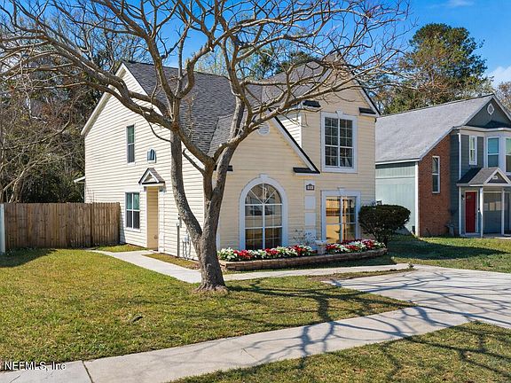 3rd image of 572 STAFFORDSHIRE Drive