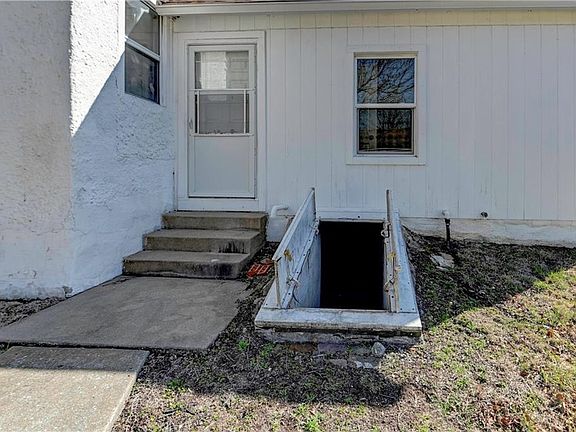 5th image of 211 W Maple St