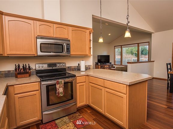 4th image of 1402 N Aurora Court