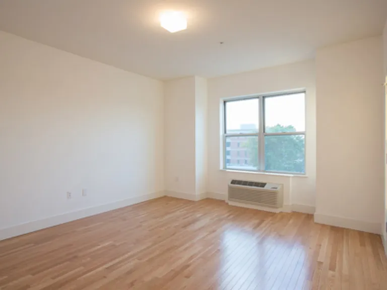 366 West Side — Photo 21