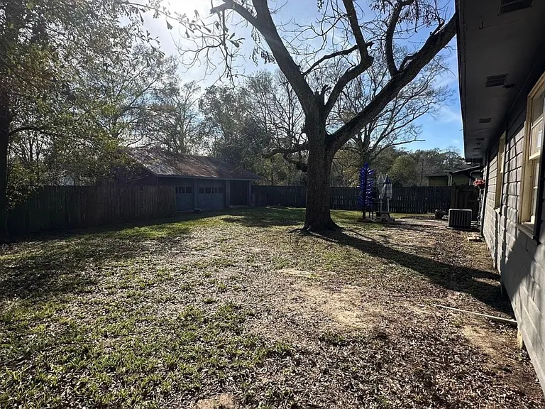 2309 Bradford St — Photo 4