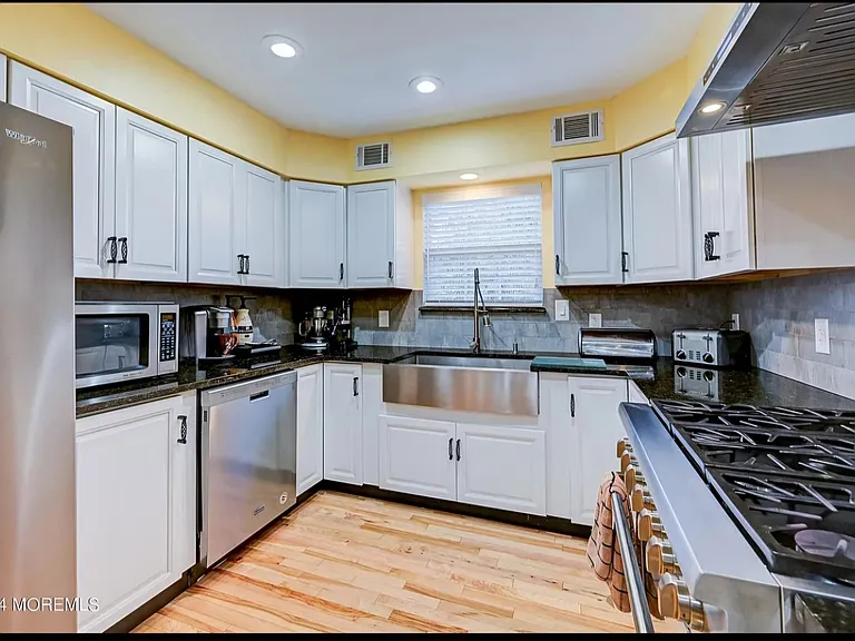 1375 Larchmont Ave — Photo 5