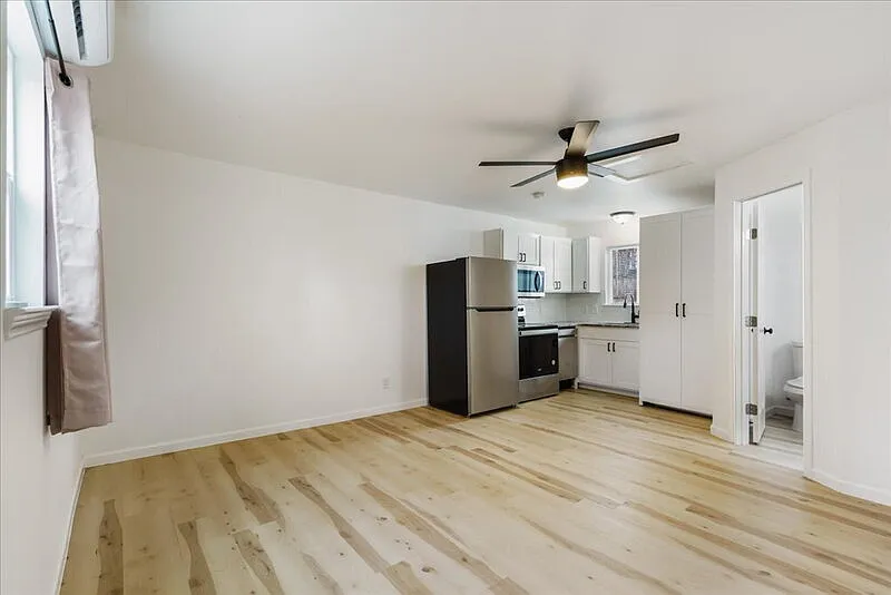 Studio, 1.0 bath, 260 sqft, $1,200 — Photo 3