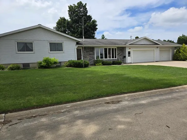 506 8th St E, Cresco, IA 52136