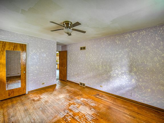 5th image of 15410 Laramie Ave