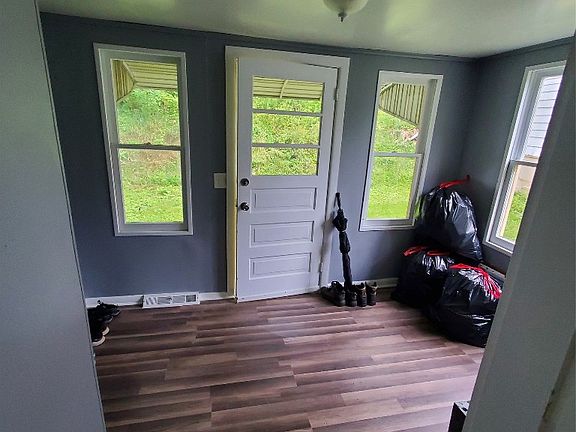 5th image of 33 Oak St