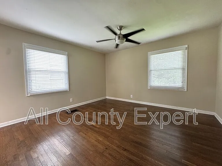 916 Zion Cir — Photo 8