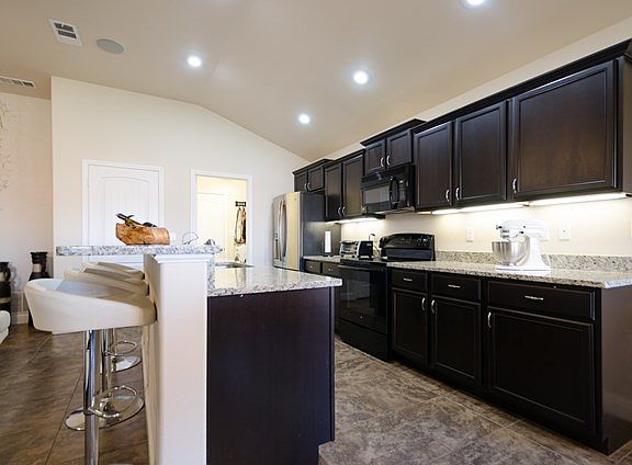 4th image of 610 Memorial Ct