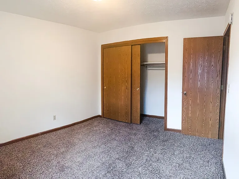 Vantage Pointe Apartments — Photo 28
