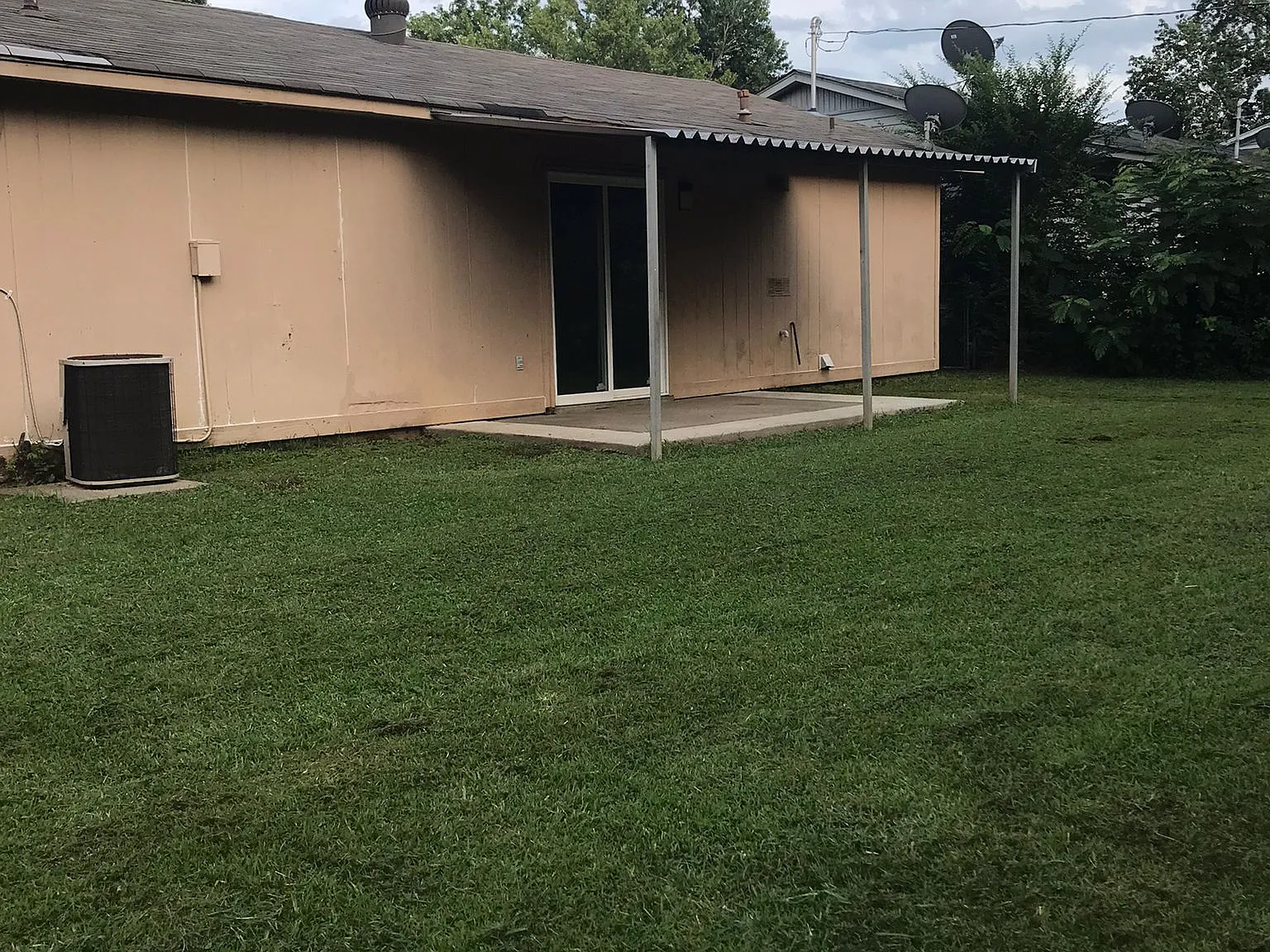 3 bed, 1.5 bath, 1043 sqft, $1,300 — Photo 4