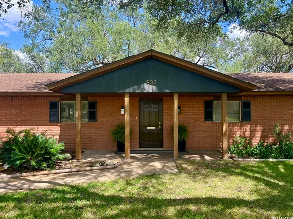 902 Oakridge Dr, Pleasanton, TX 78064