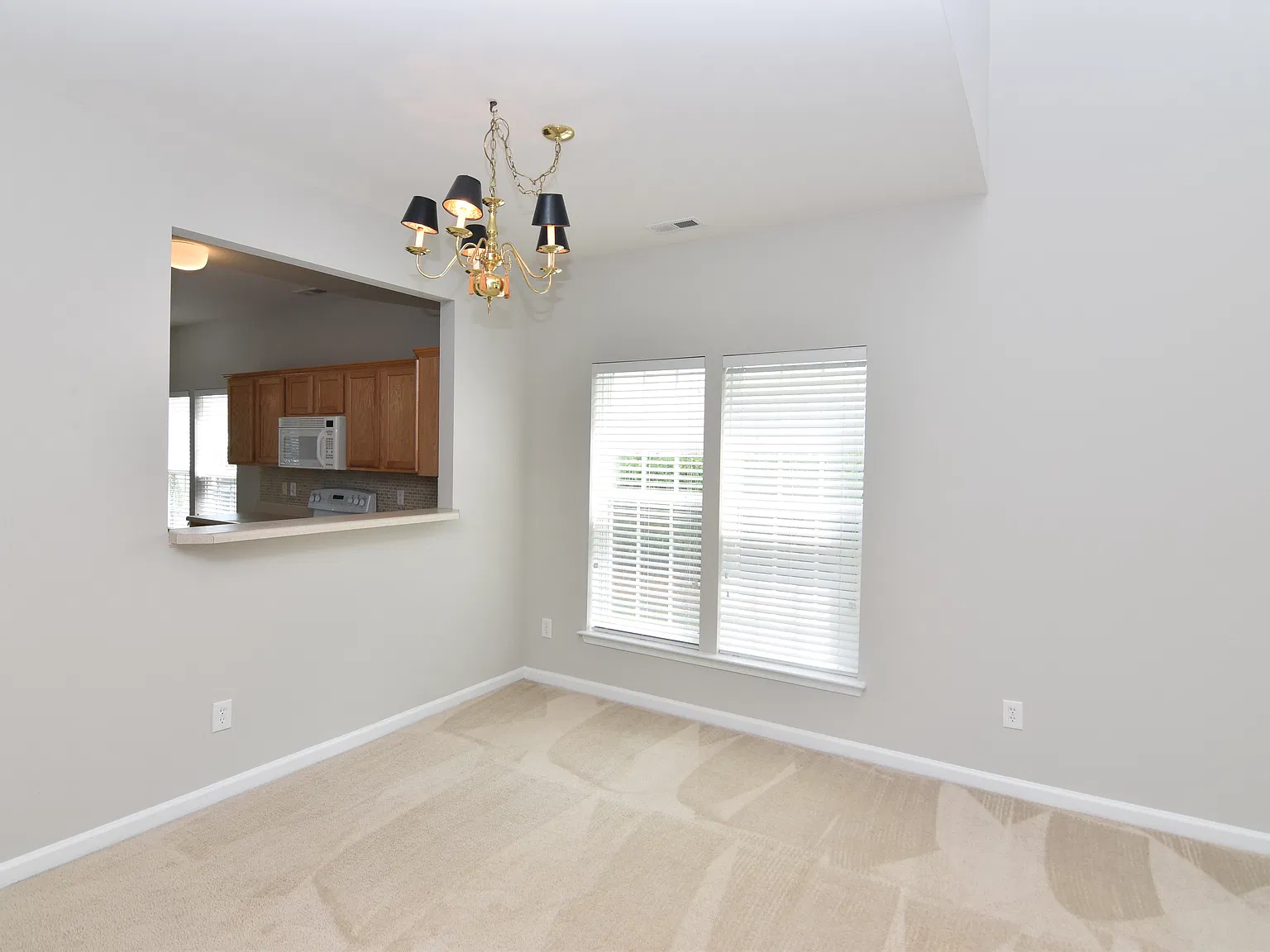 3 bed, 2.5 bath, 2100 sqft, $2,200 — Photo 3