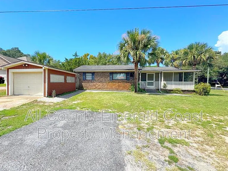 733 Beach Dr — Photo 1