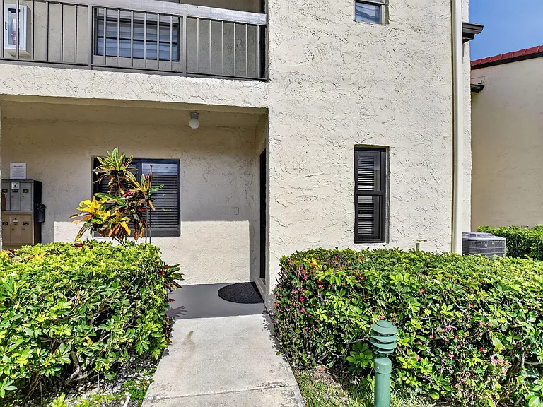 21211 Lago Cir #C — Photo 37