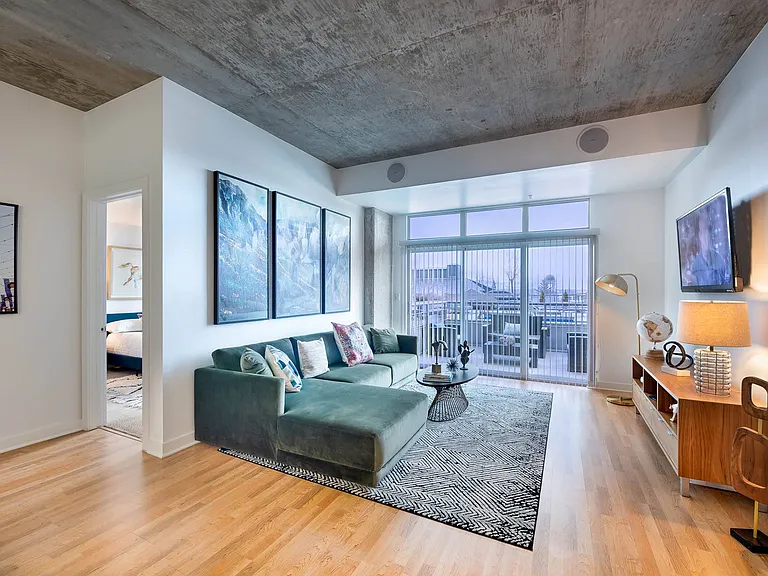 10- to 11-Foot Ceilings