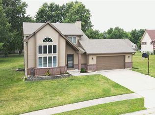 202 N Maple Ln, Smithville, MO 64089
