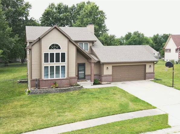 202 N Maple Ln, Smithville, MO 64089