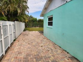 605 S 12th St, Lantana, FL