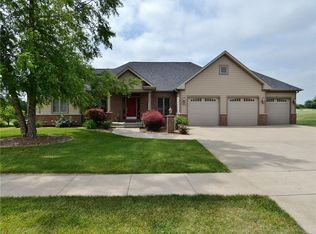 2627 Bos Landen Dr, Pella, IA 50219