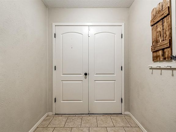 5th image of 222 N Bryan Cir