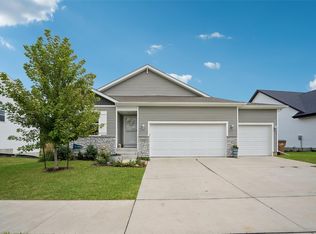 640 S 8th St, Carlisle, IA 50047