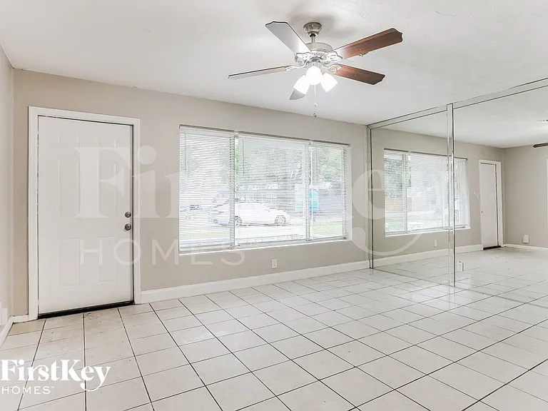 2322 N 28th Ave — Photo 4