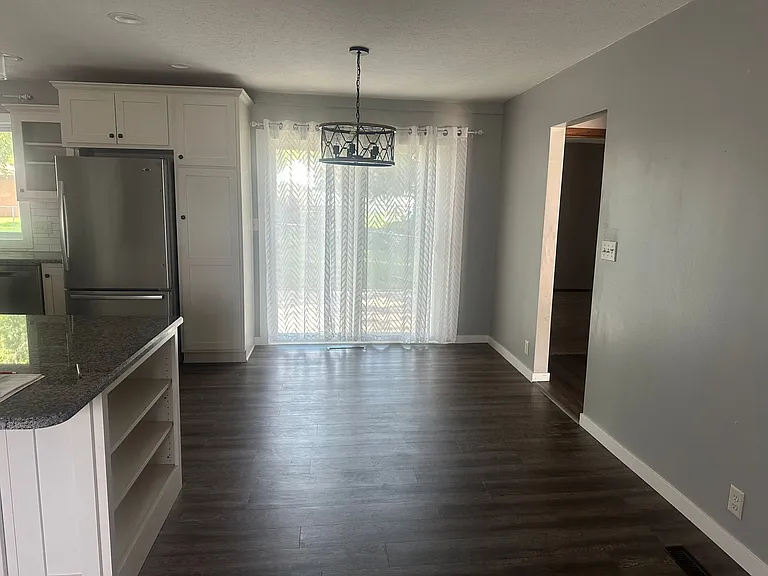 537 Memorial Dr E — Photo 13