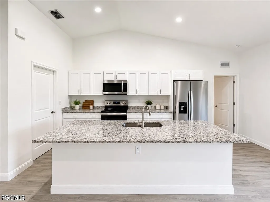 3 bed, 2.0 bath, 1300 sqft, $1,900 — Photo 2