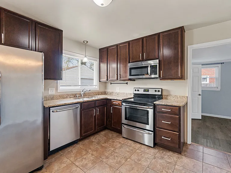 2249 Corbett Ave — Photo 19