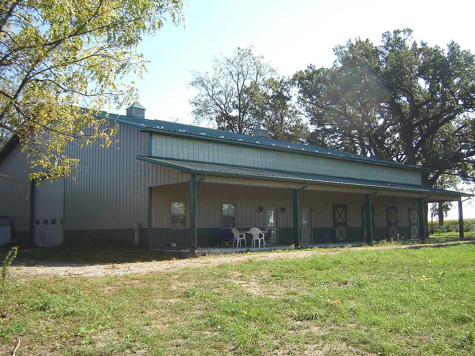 Wonderful Wick built outbuilding w/indoor riding arena, 4 stalls and more