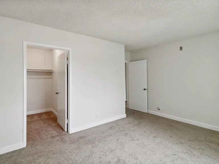 Alderwood / Naples Apartments — Photo 6