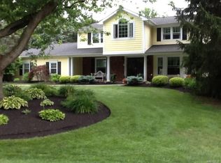 152 Stonehenge Dr, Orchard Park, NY 14127