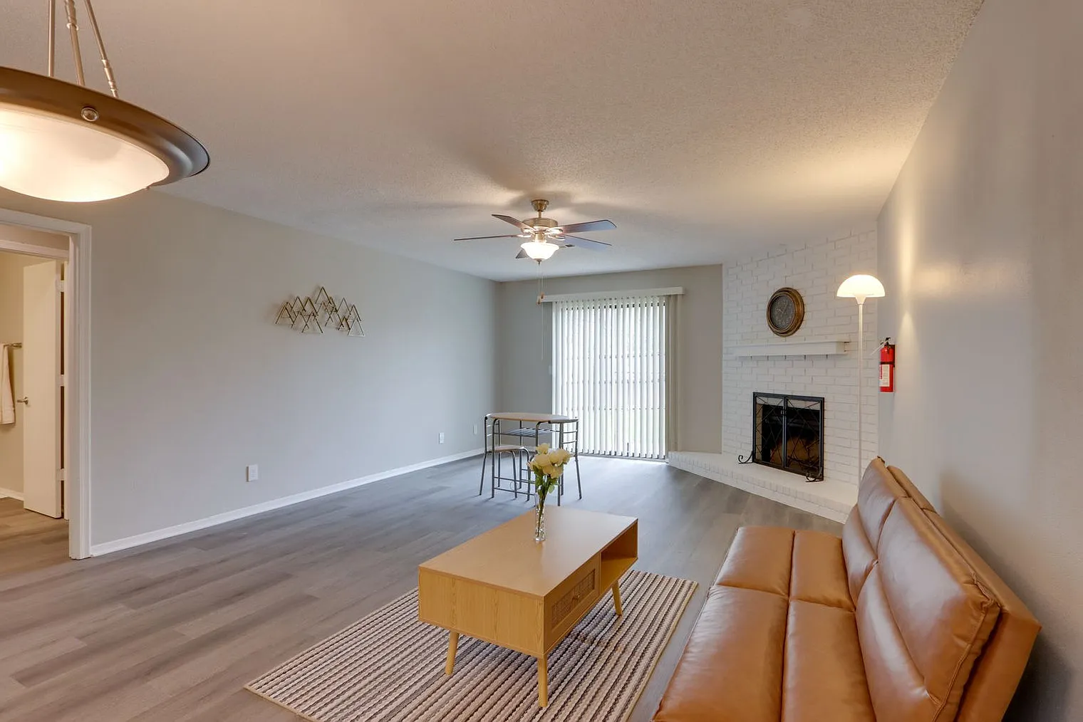 3 bed, 2.0 bath, 1291 sqft, $5,902 — Photo 4