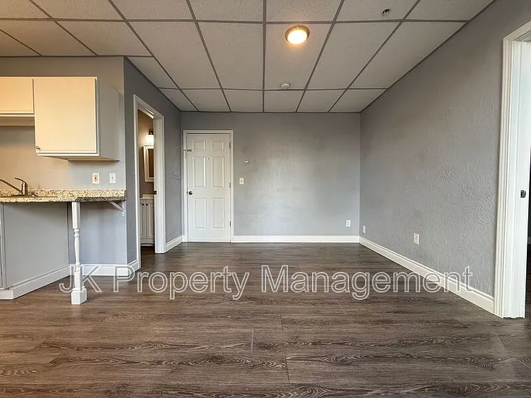 809 15th St #202 — Photo 13