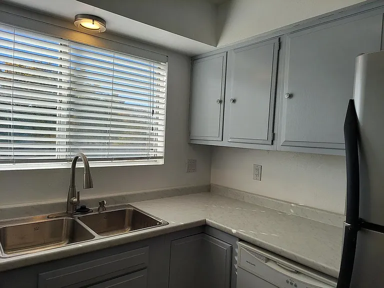 Plenty of storage, dishwasher