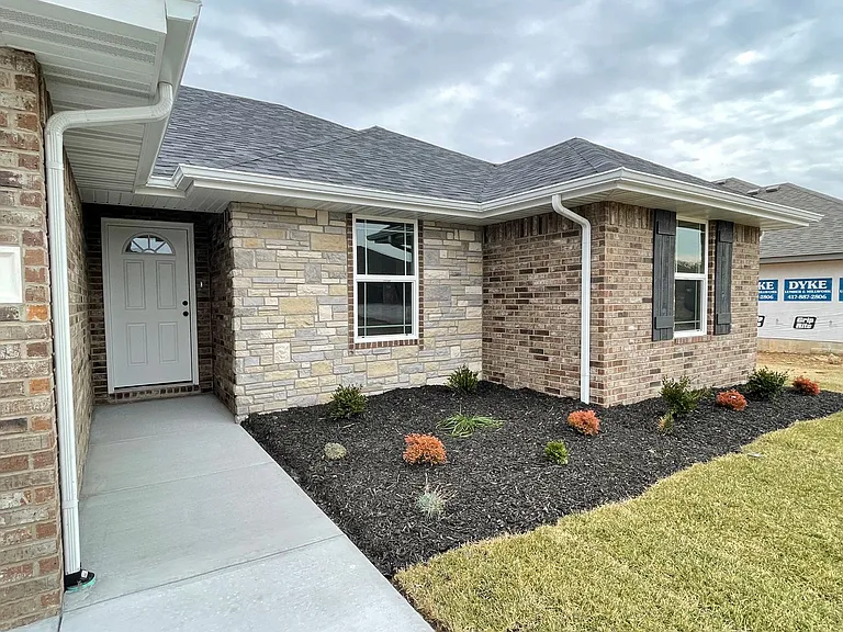 6002 S Iris Ln — Photo 2