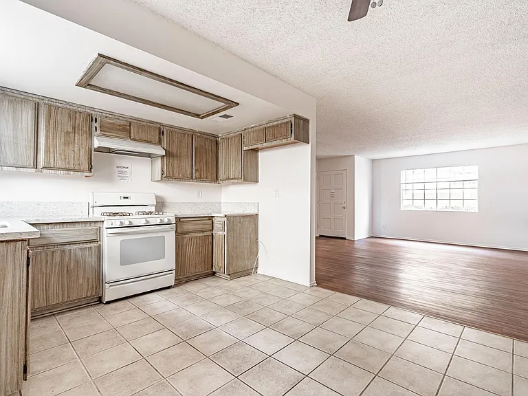 415 W Center St #B — Photo 4