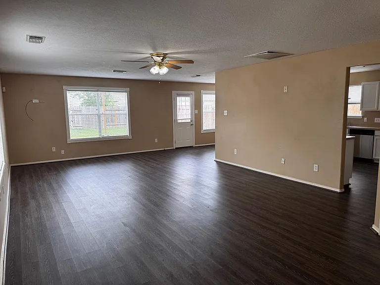 1411 Hallcroft Ln — Photo 2
