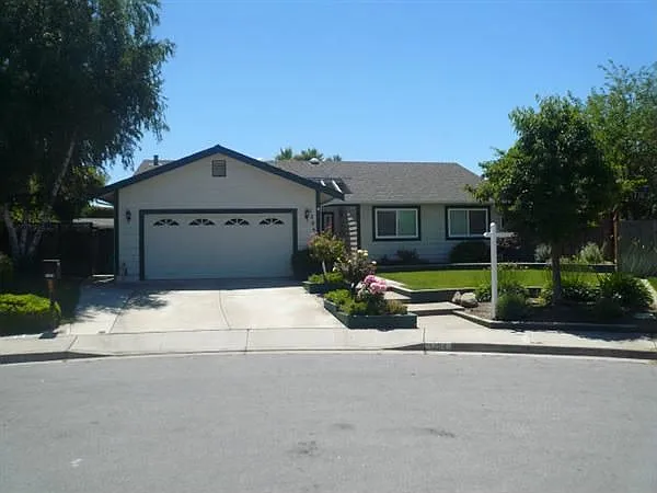 1204 Sycamore Ct photo 1