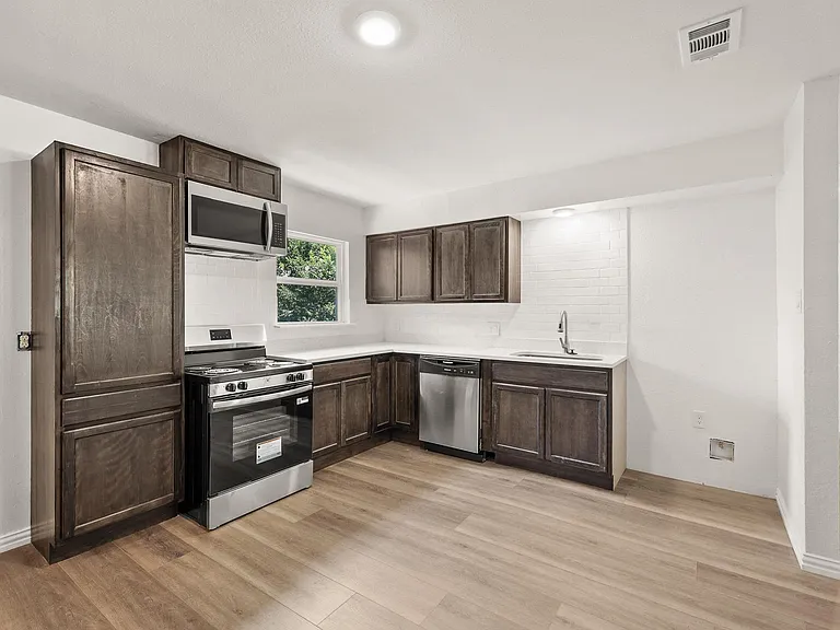1108 Park Dr — Photo 5