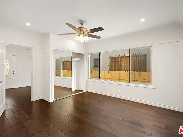 422 S Clark Dr — Photo 14