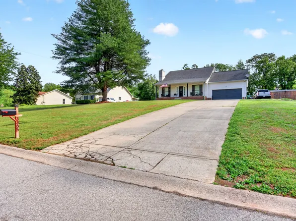 3365 Clearwater Dr, Clarksville, TN 37042