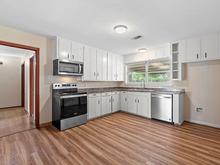 1027 Stonecrest Dr — Photo 9