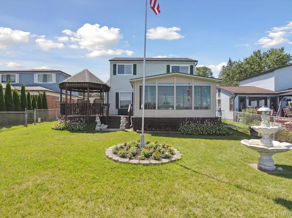 2295 Davista Dr, Highland, MI 48356