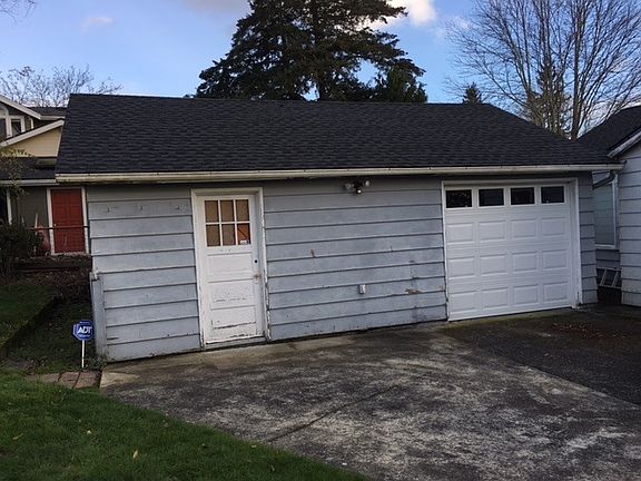 Detached garage