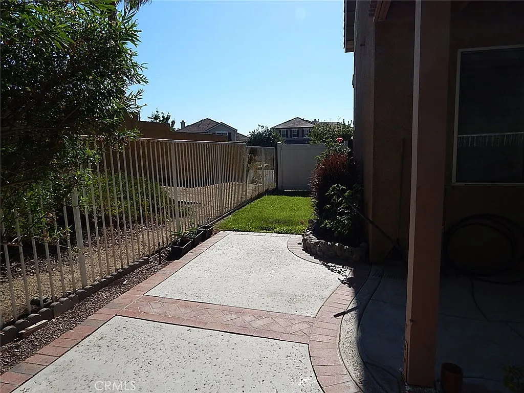 4 bed, 2.5 bath, 2266 sqft, $4,400 — Photo 3