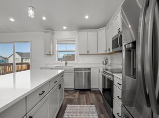 114 Mulberry Loop NE, Minot, ND 58703