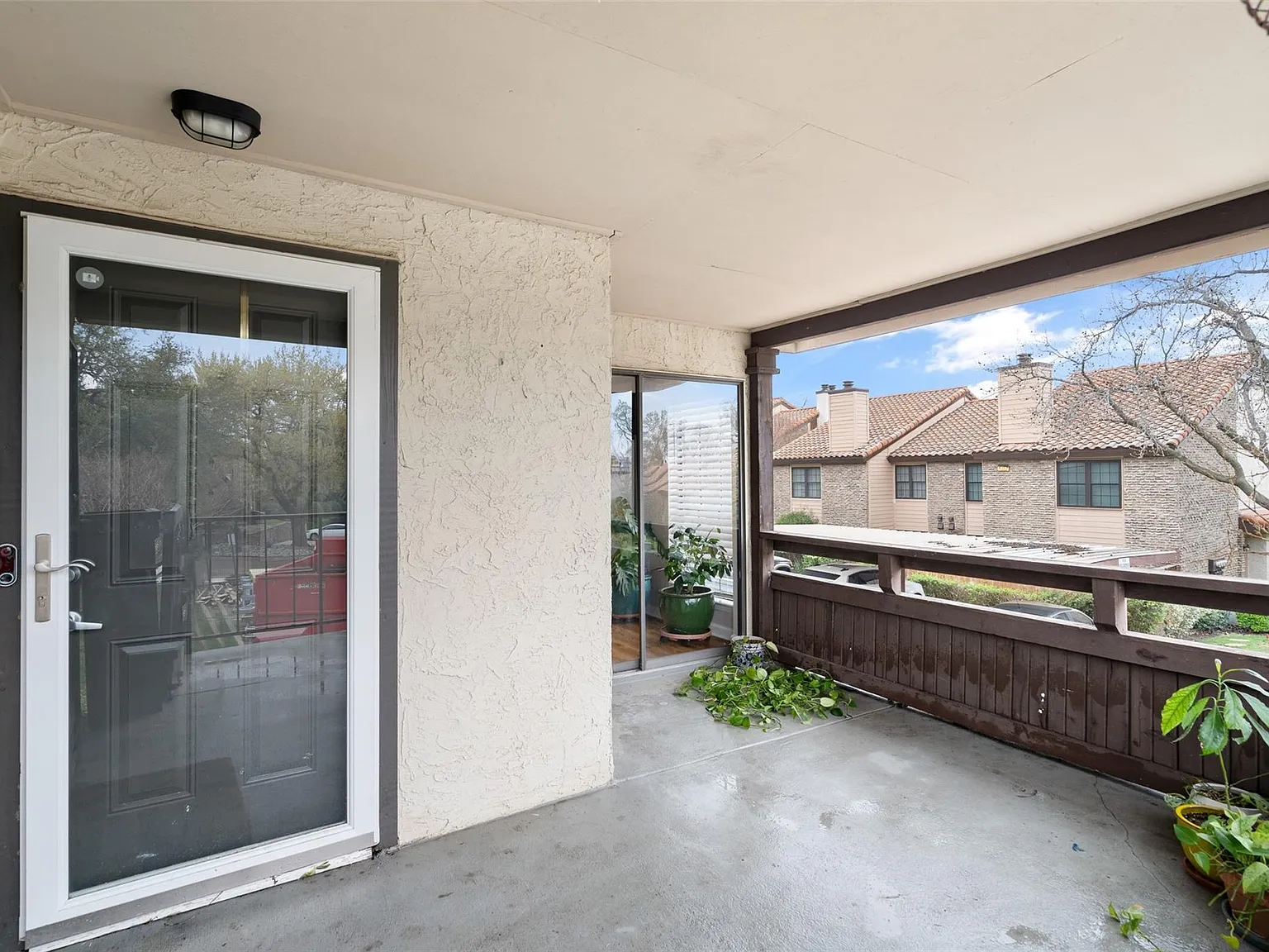2 bed, 1041 sqft, $1,690 — Photo 2