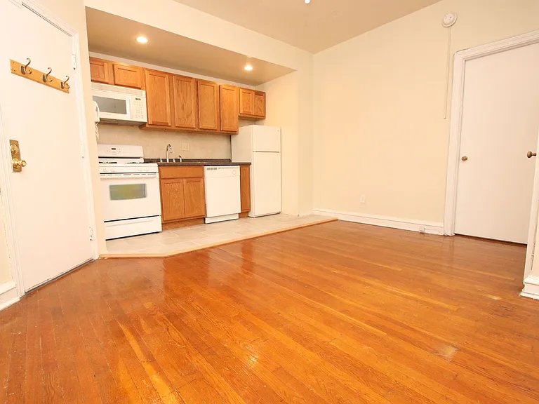 318 S 15th St #2F — Photo 2