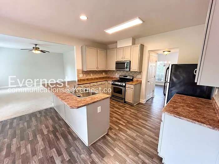 4 bed, 2.5 bath, 3051 sqft, $2,925 — Photo 2